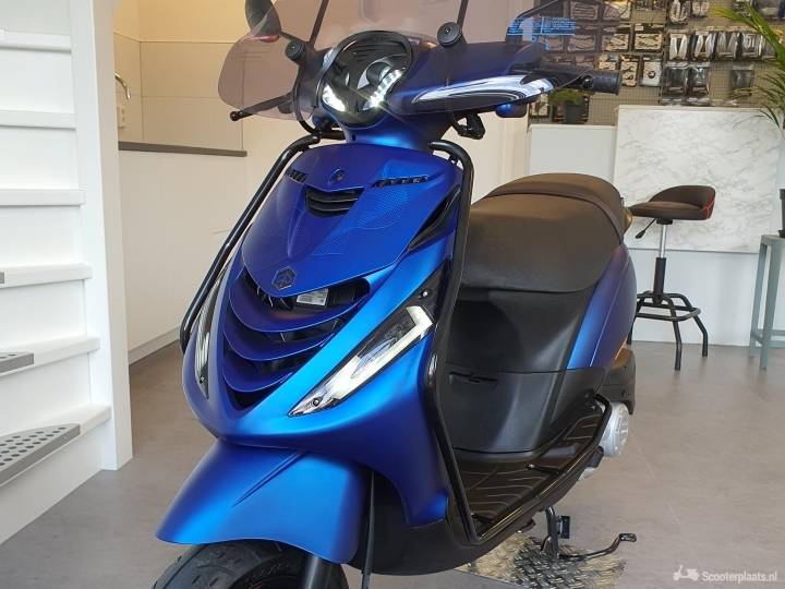 neem medicijnen Sitcom Muildier PIAGGIO ZIP 2020 snor BMW mat blauw CUSTOM - Scooterplaats