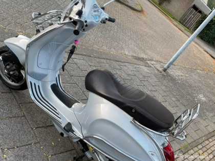 Vespa Primavera zilver bouwjaar 2015