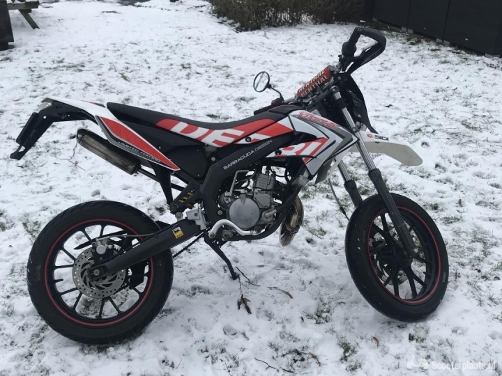 Motorrad Vergleich Derbi Senda DRD X-Treme 50 SM 2013 Vs. Rieju Spike X 50 2009 - View #4