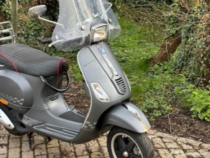 Vespa S grijs