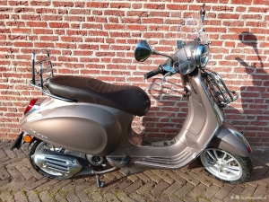 Vespa Primavera Touring bruin