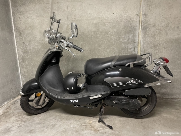 Sym Allo uit 2015, 13000 km inclusief nieuwe helm - Scooterplaats