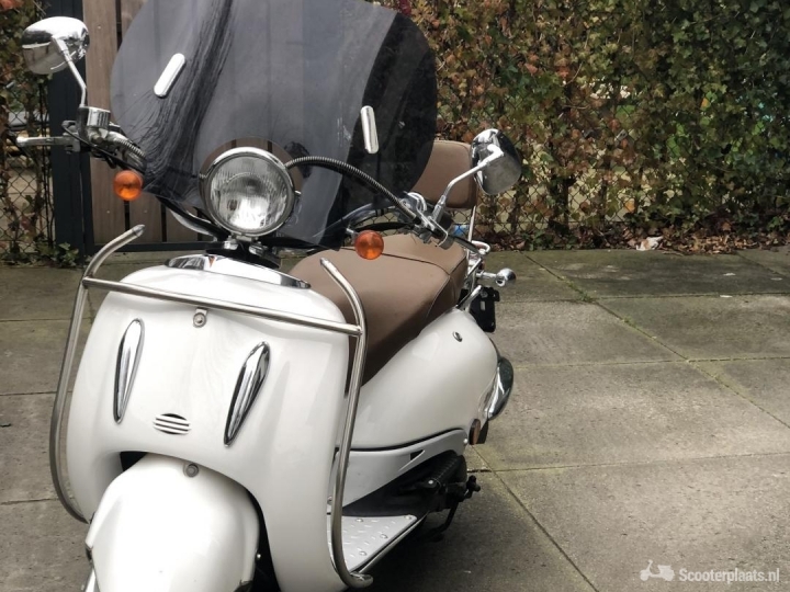 Retro scooter met hoog windscherm - Scooterplaats