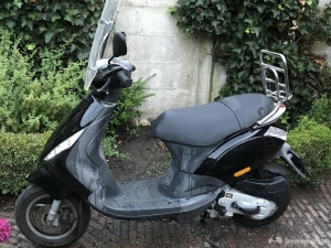 Zip bromscooter met rekje en windscherm! - Scooterplaats