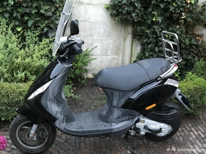 Zip bromscooter met rekje en windscherm! - Scooterplaats