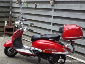 Retro scooter rood