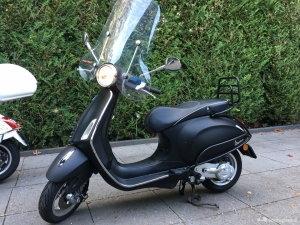 Vespa Primavera matzwart