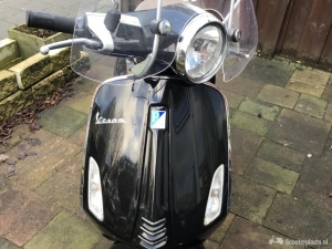 Vespa Primavera zwart