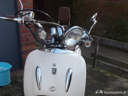 Scooter beige zo goed als nieuw