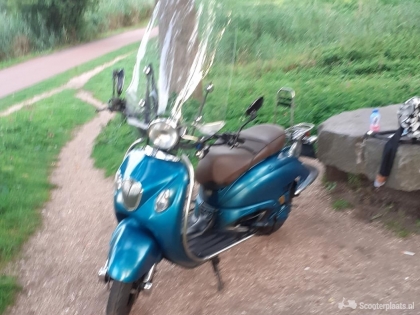 Mooie gerestureerde agm retro scooter 