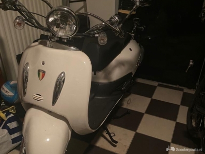 grande retro scooter 