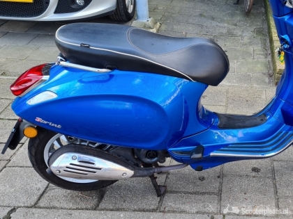 Blauwe vespa sprint