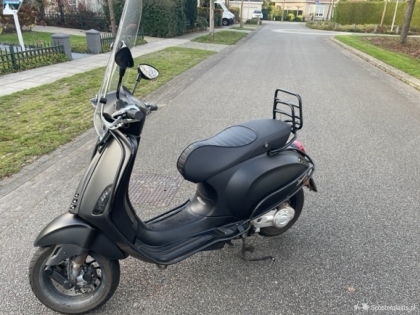 VESPA Sprint Notte Matzwart zo goed als nieuw!