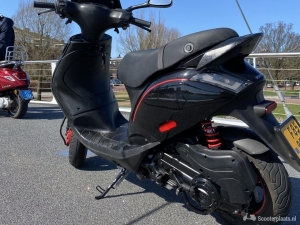 Piaggio Zip zwart