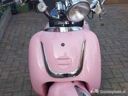 Roze retro scooter!  