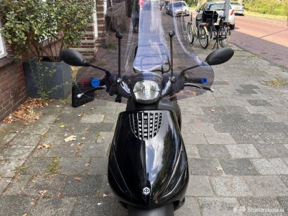 Piaggio Zip 4t scooter