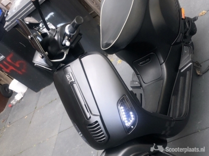 Vespa S matzwart
