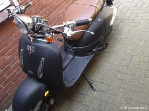 Elektrische scooter. Ebretti 418, zwart.