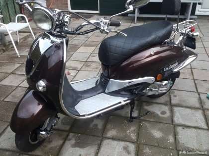 Retro scooter bruin