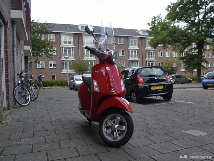 Vespa Primavera rood