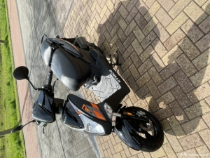 Als nieuw Kymco agility met 225 km op de teller