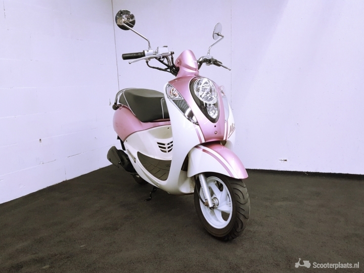 BEAUTY: Sym Mio zalmroze 25km snor 2011 7724km - Scooterplaats