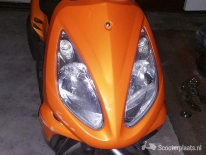 Mooie oranje sym jet scooter