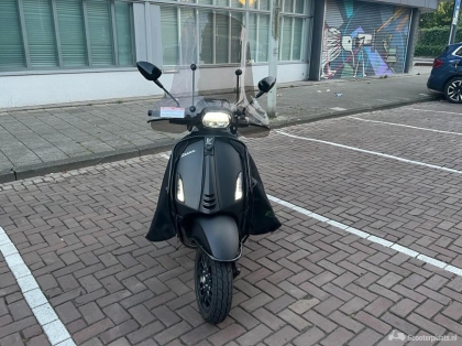 Vespa Sprint matzwart