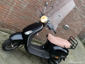 vespa lx50 met roze zadel