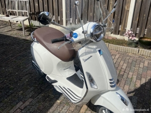 Vespa Primavera wit