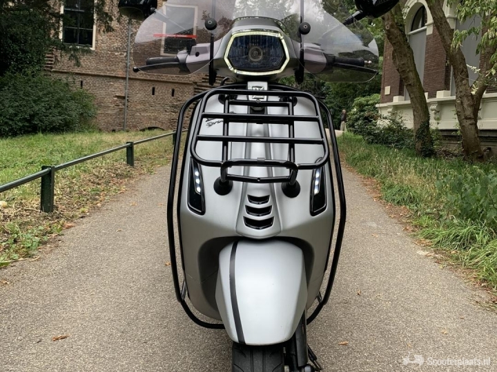 Vespa Sprint zilver