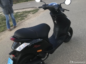 Piaggio Zip zwart