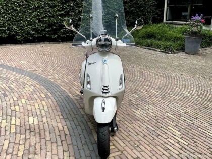 Vespa Primavera wit