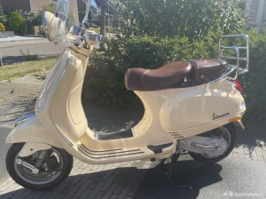 Vespa LXV geel