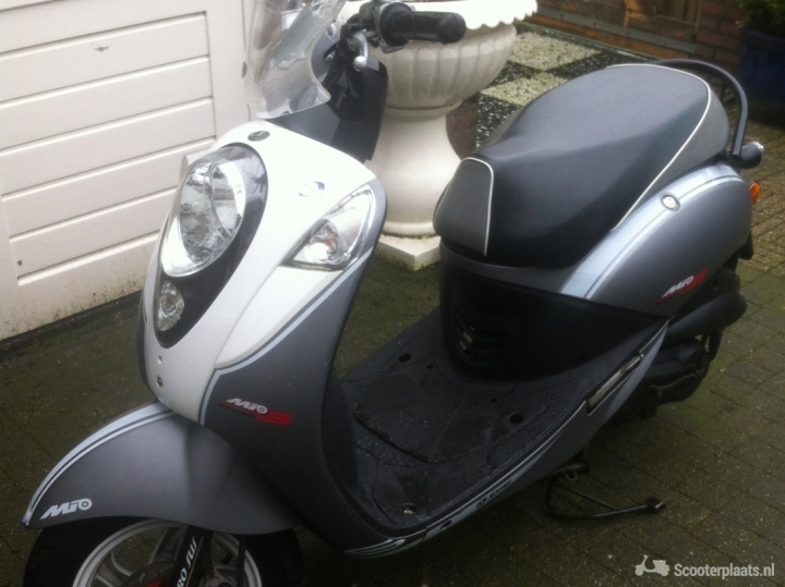 Sym mio sport uitvoering - Scooterplaats