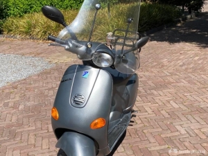 Vespa et2 in titanium kleur