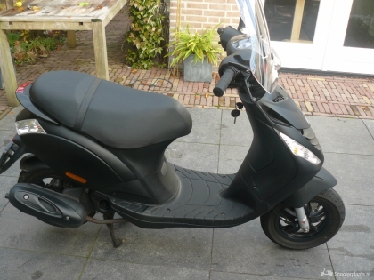 Piaggio Zip matzwart