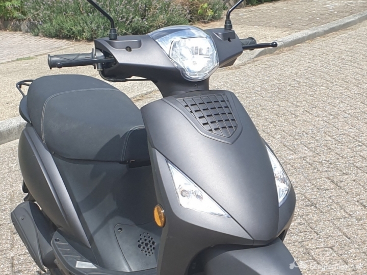 Mooie scooter - Scooterplaats