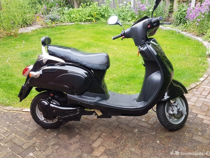 Nette electrische scooter - Scooterplaats