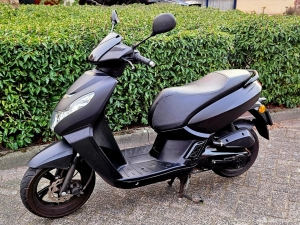 Peugeot Kisbee matzwart