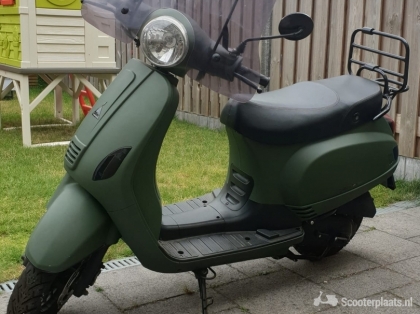 Mooie matgroene scooter