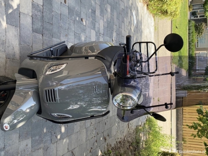 Retro scooter grijs