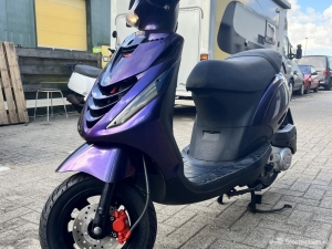 Hele mooie paarse Piaggio Zip 2019