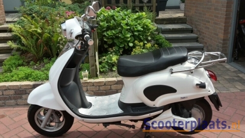 Snorscooter wit, elektrisch, merk Yiying - Scooterplaats