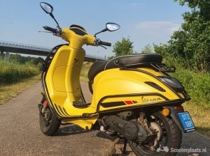 Vespa Sprint geel