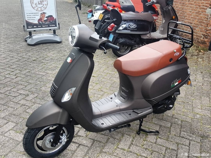 Iva Lux50 MAT taupe 950 KMSTAND!! - Scooterplaats