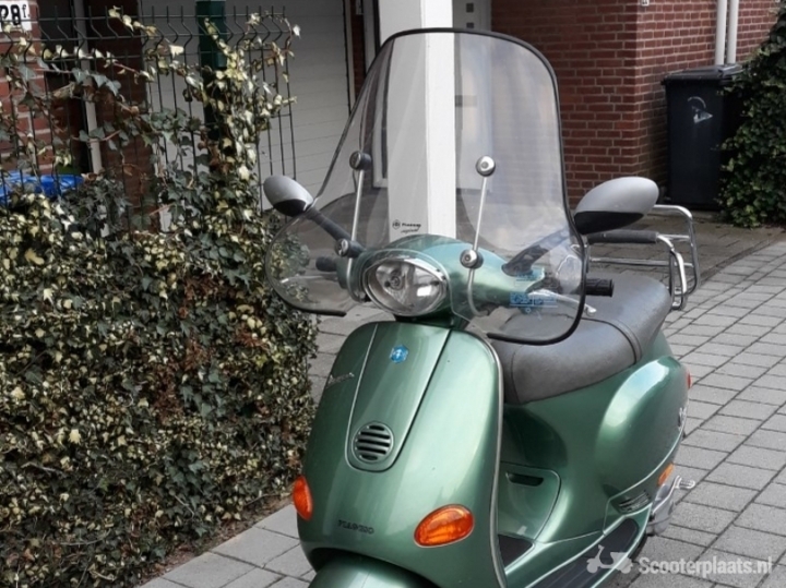 Te Koop mooie Piaggio Vespa ET 125cc - Scooterplaats