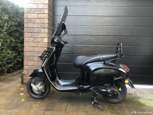 Vespa Primavera zwart