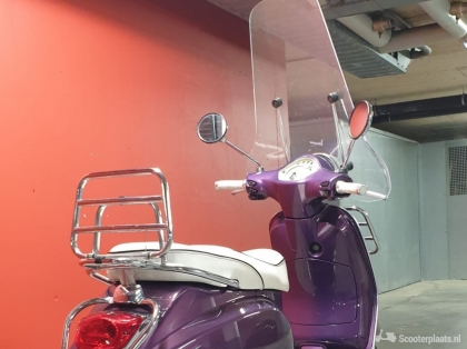 Zo goed als nieuwe Vespa in bijzondere kleur paars