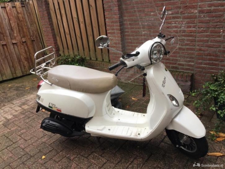 Vespa Look (IVA LUX50) - Scooterplaats
